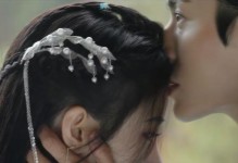亲吻狗狗额头的特殊含义——探究狗狗额头亲吻的意义和重要性（狗狗额头亲吻）