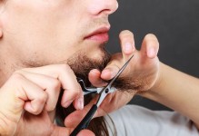 何时剪胡子最合适？（研究发现，理发师推荐的最佳时间和其他因素的影响）